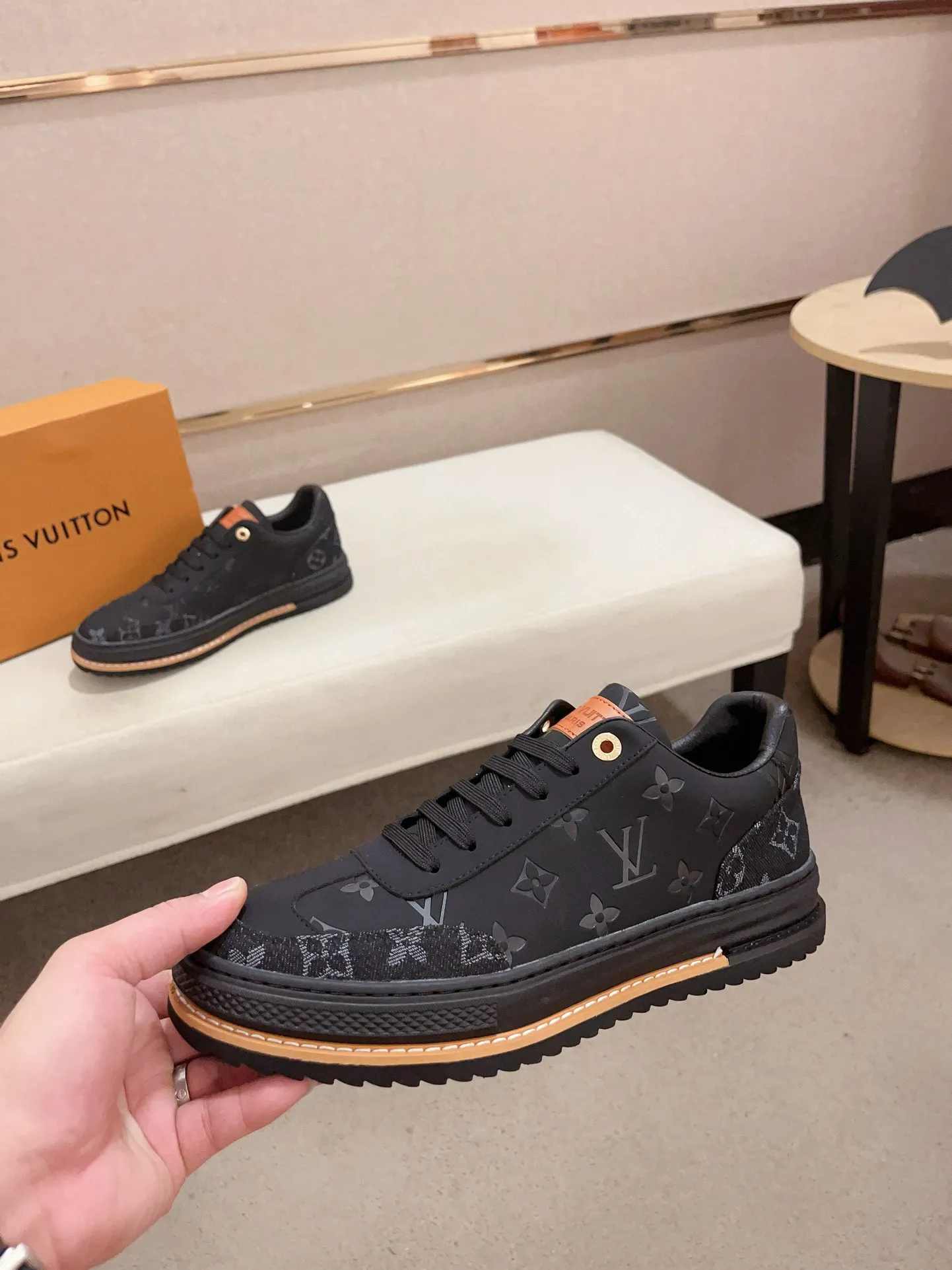 Men's shoes💰 400💰Louis Vuitton (Louis Vuitton/LV) top 🔍🔍 new models are on sale at the same time, the upper 🇮🇹 imported first-layer cowhide from Italy, fully imported sheepskin lining 💪💪, completely 1⃣️ to 1 ⃣️Re-engraved🇮🇹💪💪, ⚠Sole: The original sole is specially provided by the original factory, the exclusive movable molded sole is super comfortable, ⚠The original factory follows the order, 🔍🔍high quality, you can enter and exit the counter at will, welcome to compare⚠. Code number: 38-44. Can be customized for 45 non-refundable!